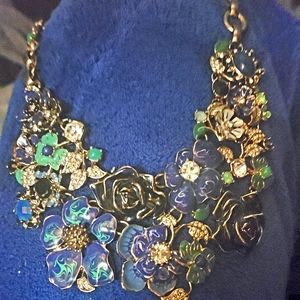 STUNNING STATEMENT NECKLACE